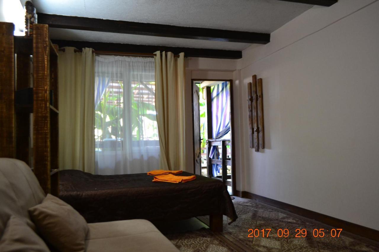 U Palycha Guest House Soechoemi Buitenkant foto